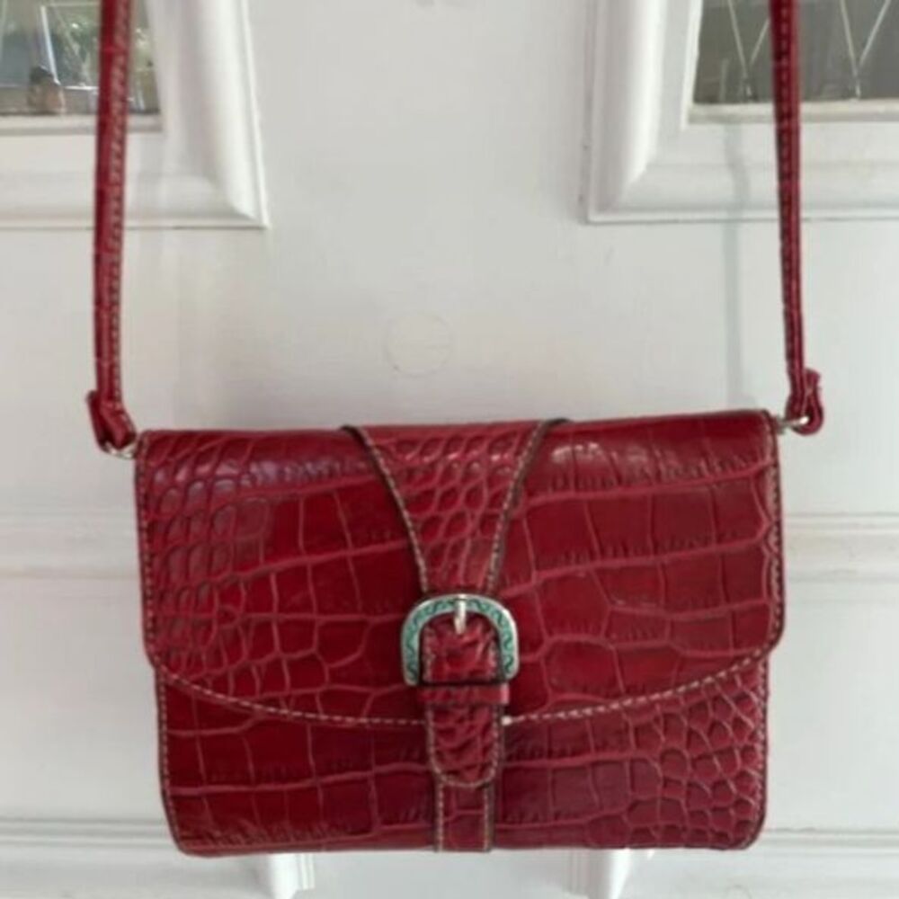 Red beautiful Crossbody/Wallet/clutch EUC front, magnetic closure, back zipper p